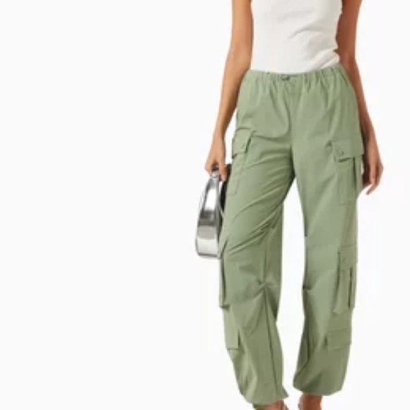 Alice + Olivia Pants - ALICE + OLIVIA
Shara Parachute Cargo Pants in Recycled-nylon